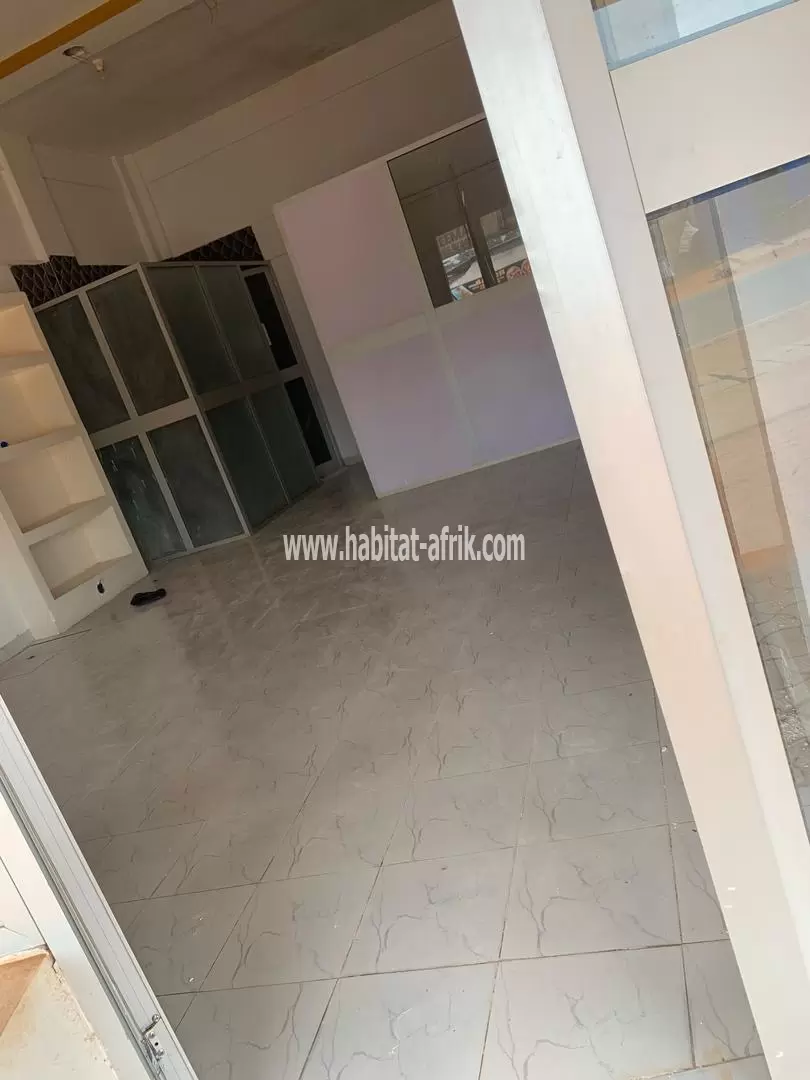 Je mets en location une boutique avec vitre devant a segbe bon samaritain lome togo
