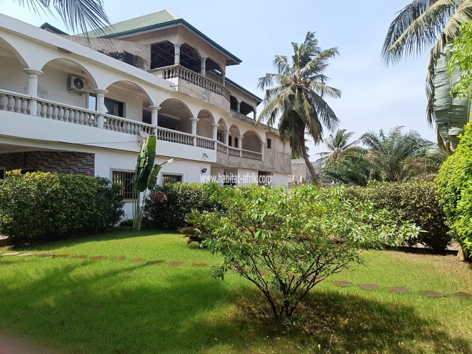 Je mets en location une villa triplex de 16 chambres salon autonome a BAGUIDA benome lome togo
