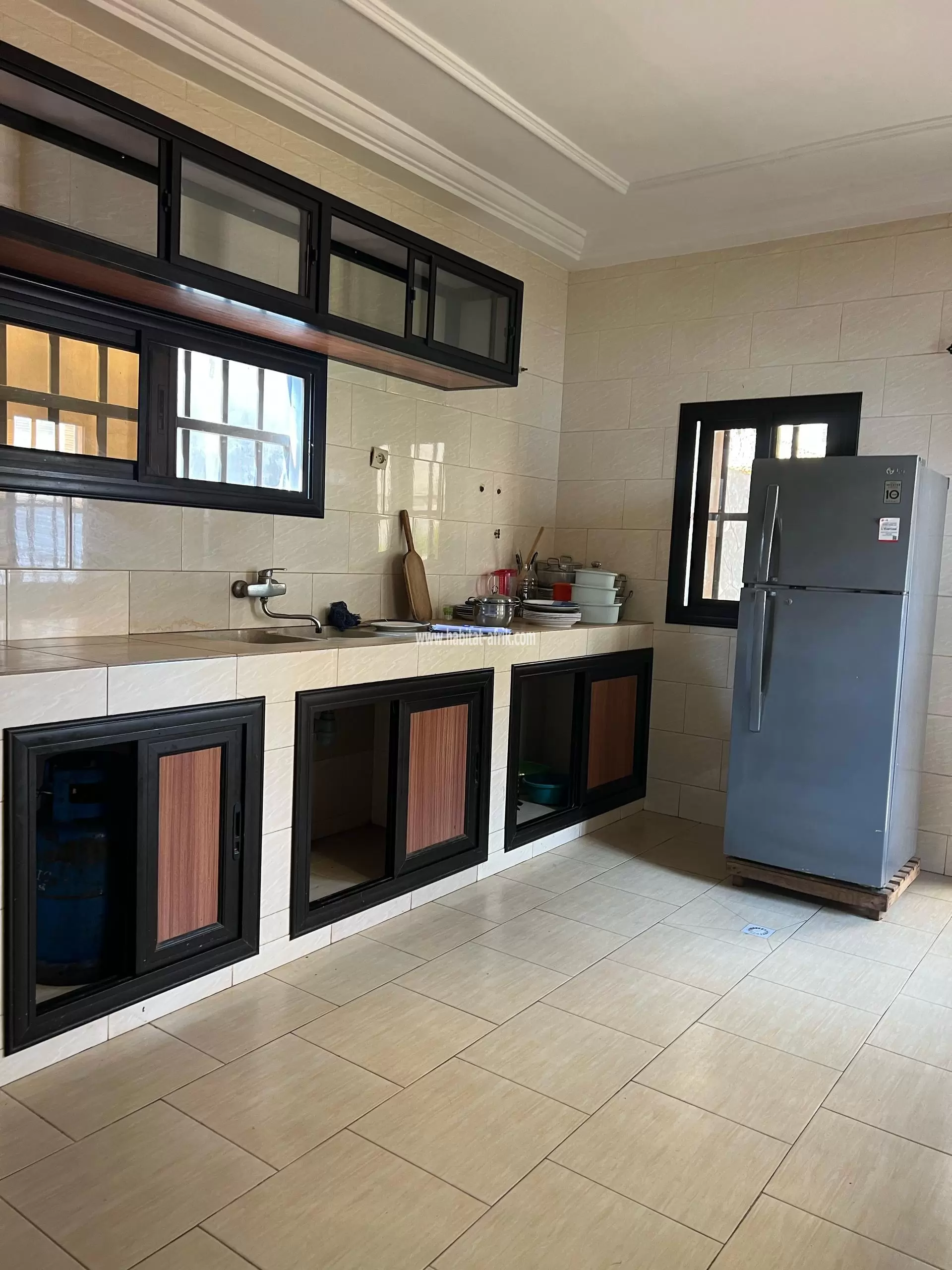 Je mets en location un appartement meublé de trois (03) chambres salon équipé avec piscine situé à agoe mariam lome togo