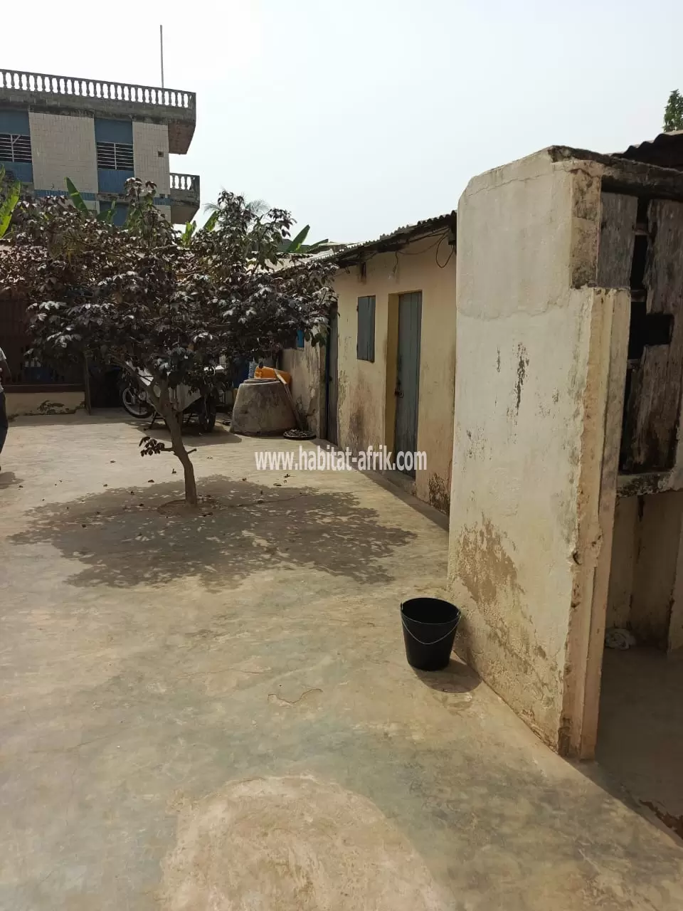 Je mets en vente une parcelle de terrain trois quarts (3/4) de lot à avenou sur lequel est construite des chambres de location lome togo