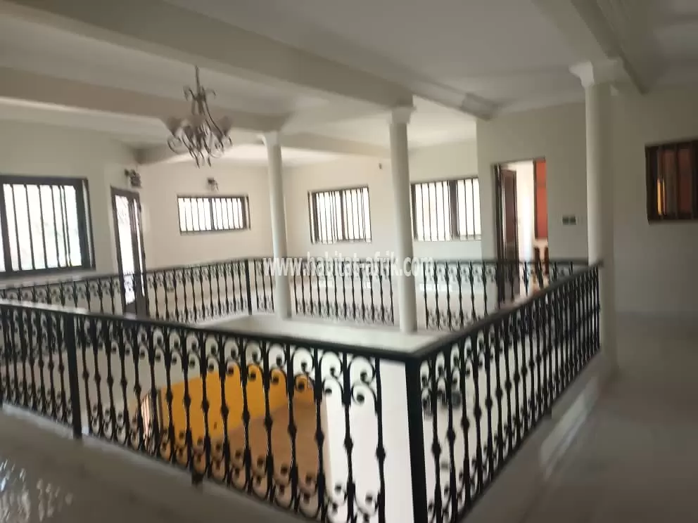 Je mets en location une villa duplex de 5 chambre salon autonome a Agoé lycée lome togo