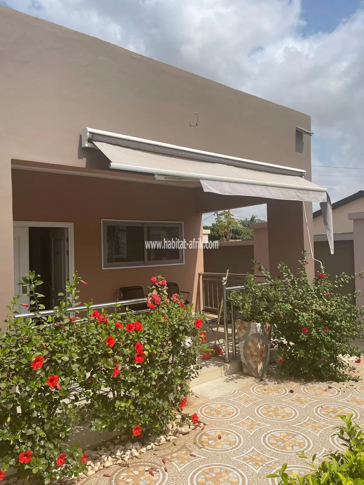 Je mets en vente une villa construite sur demi lot angle de rue dans la cité mokpokpo 2 chambres salon lome togo
