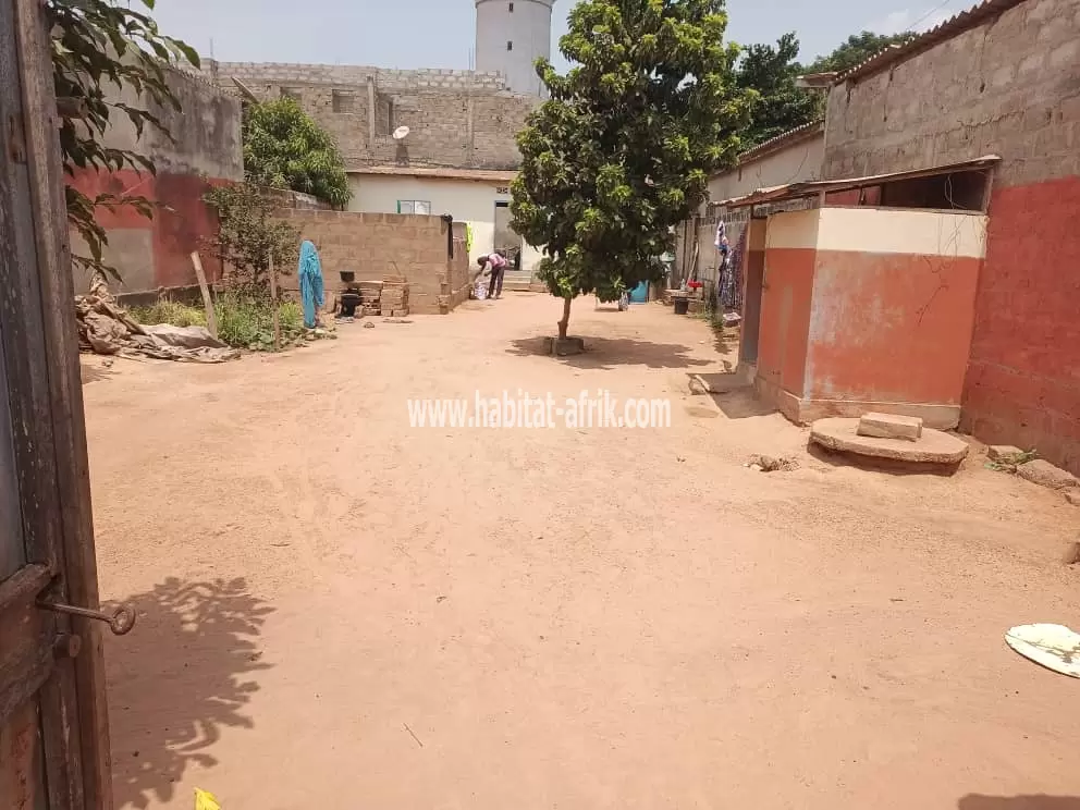 Je mets en vente une parcelle de terrain demi lot avec 2 fois une pièce située à adidogome sagbado CEG LOME TOGO