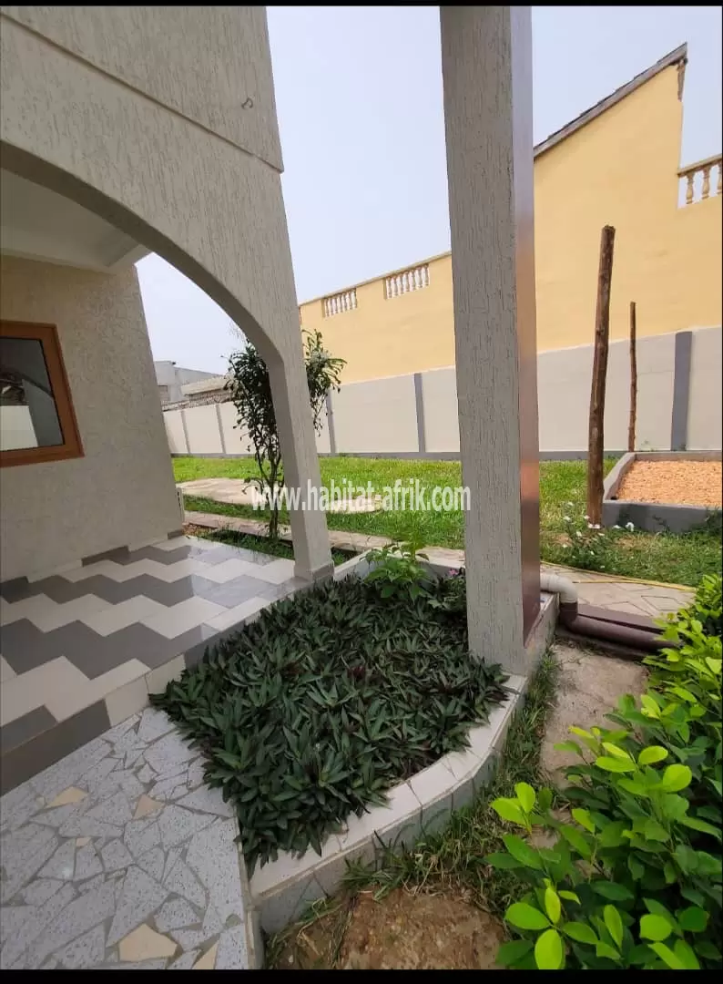 Je mets en location une splendide villa meublée avec jardin de 4 chambres salon équipée située à BAGUIDA lome togo