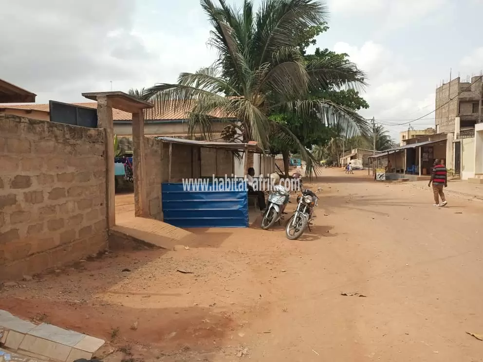 Je mets en vente une parcelle de terrain demi lot sur lequel est construite 3 fois chambre salon situé à vakpossito lome togo