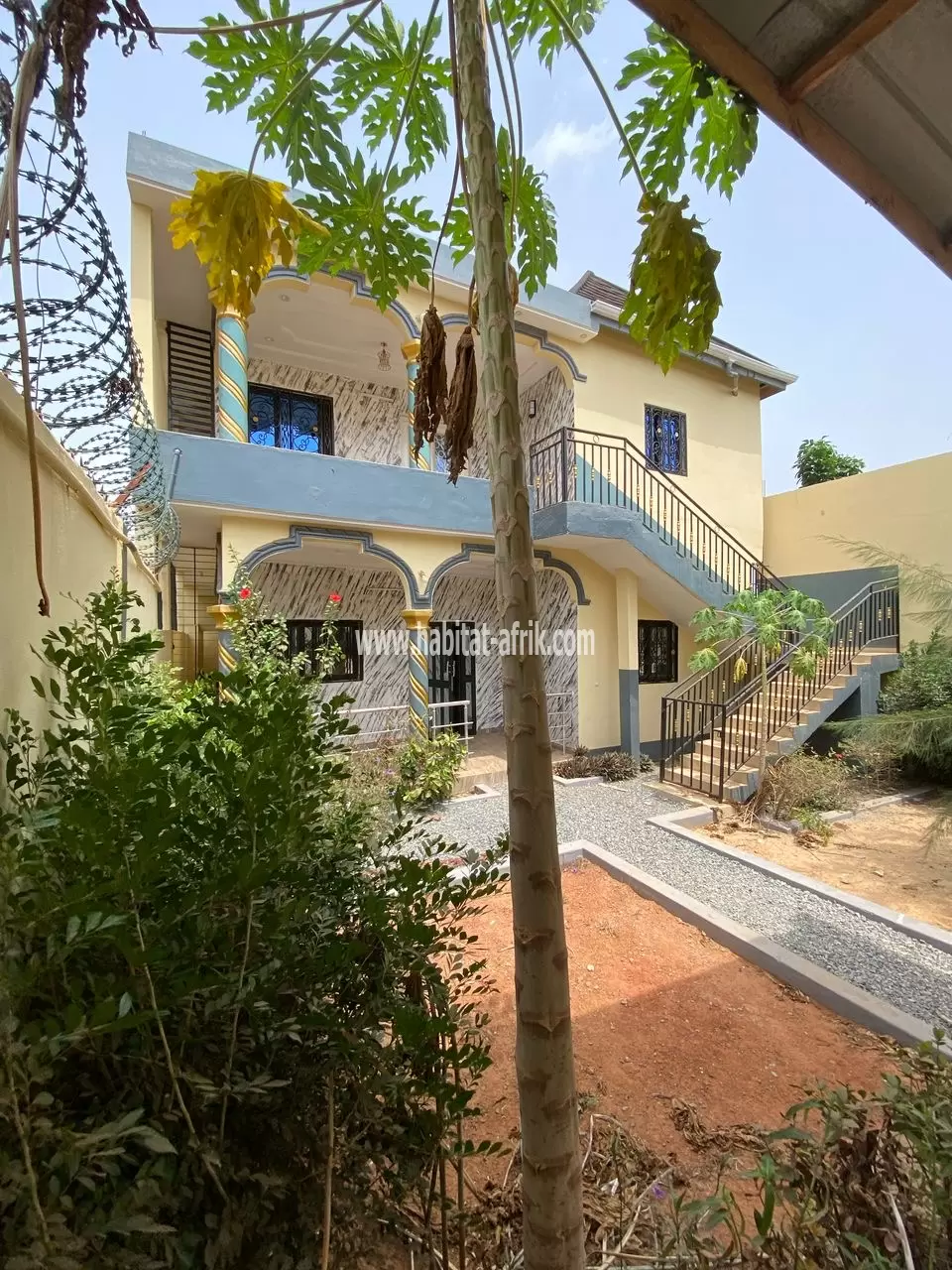 Je mets en location une villa a etage de 4 chambres 02 salons a adidogome sagbado lome togo