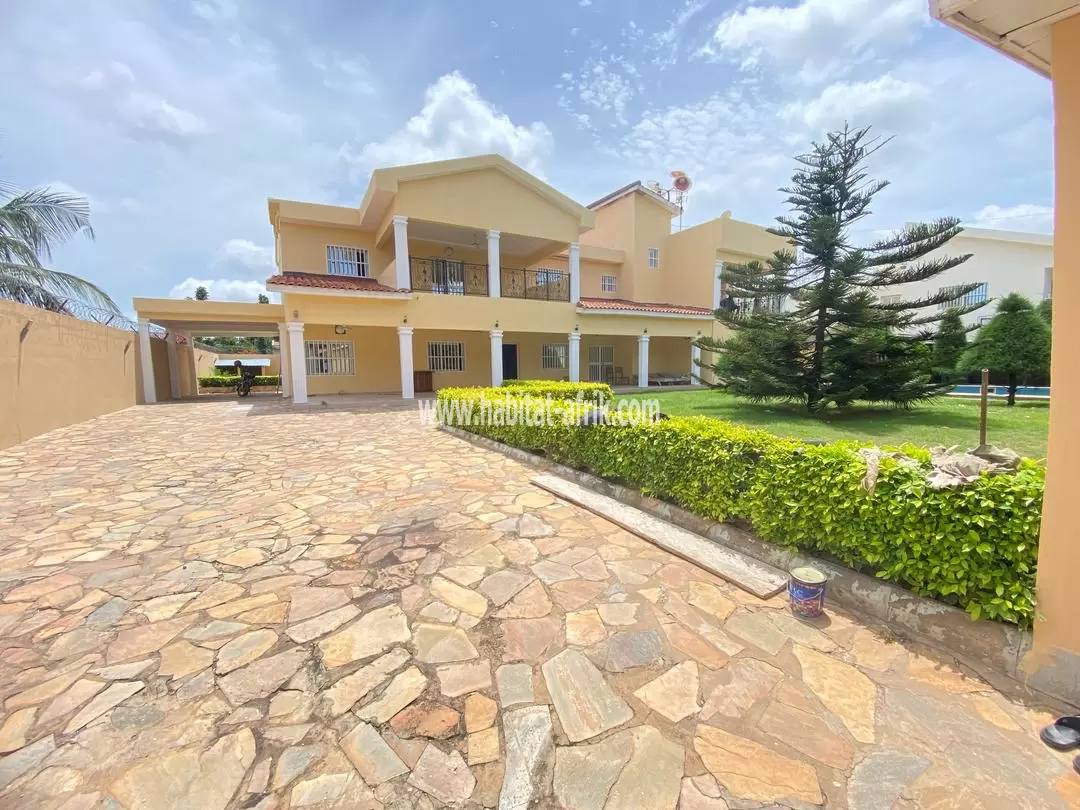 Je mets en location une grande villa avec jardin piscine 04 chambres plus 03 dépendance à GTA lome togo