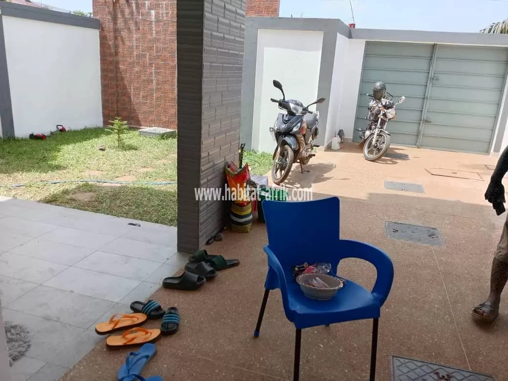 Je mets en location une appartement de 3 chambres salon dwc cuisine propre a zanguera sur la route qui mène  vers gaz lome togo