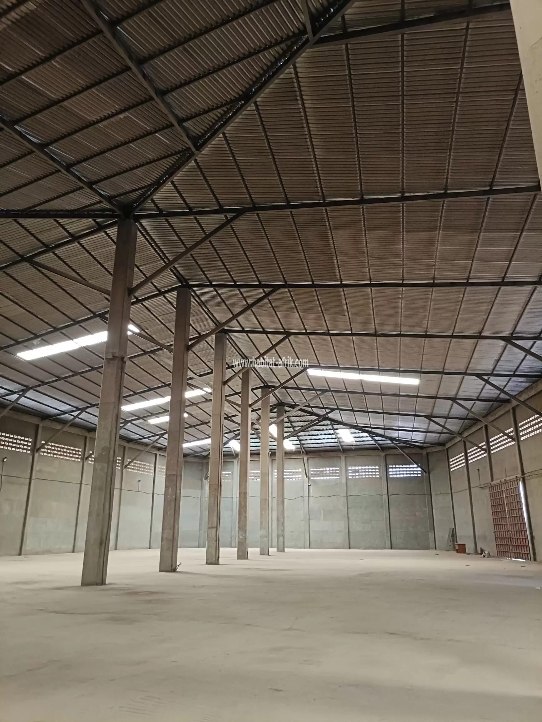 Je mets en location un entrepôt sur une surface de 2400 mètres carrés dans la eone aeroporture