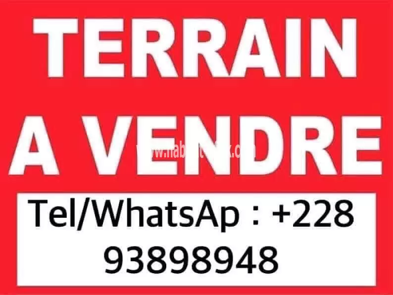 Je mets en vente une parcelle de terrain 750 mètres carrés soit 1 lot 1 quart a adidogome soviepe 300m du goudron lome togo