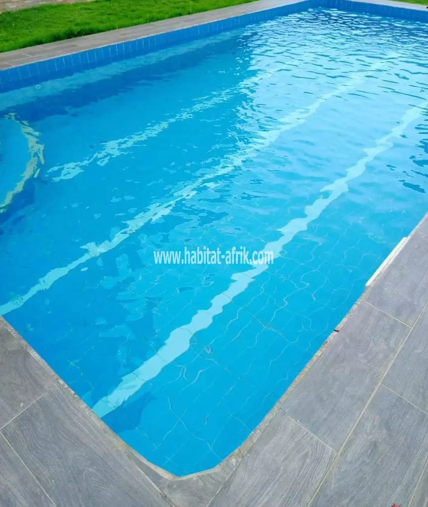 Je mets en location une villa de 6 chambres 3 salon 1 dépendance et piscine à BAGUIDA lome togo
