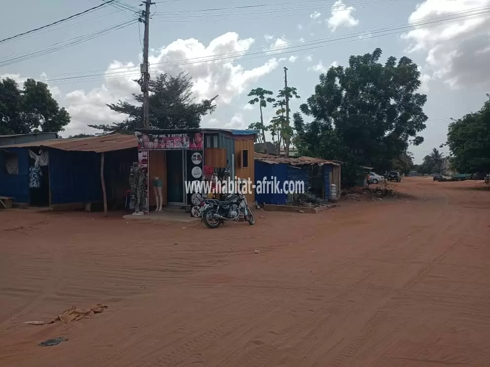 Je mets en vente une parcelle de terrain un lot (3/4) soit 1050 mètres carrés situé à adidogome Amadanhome cap Lomé Togo 