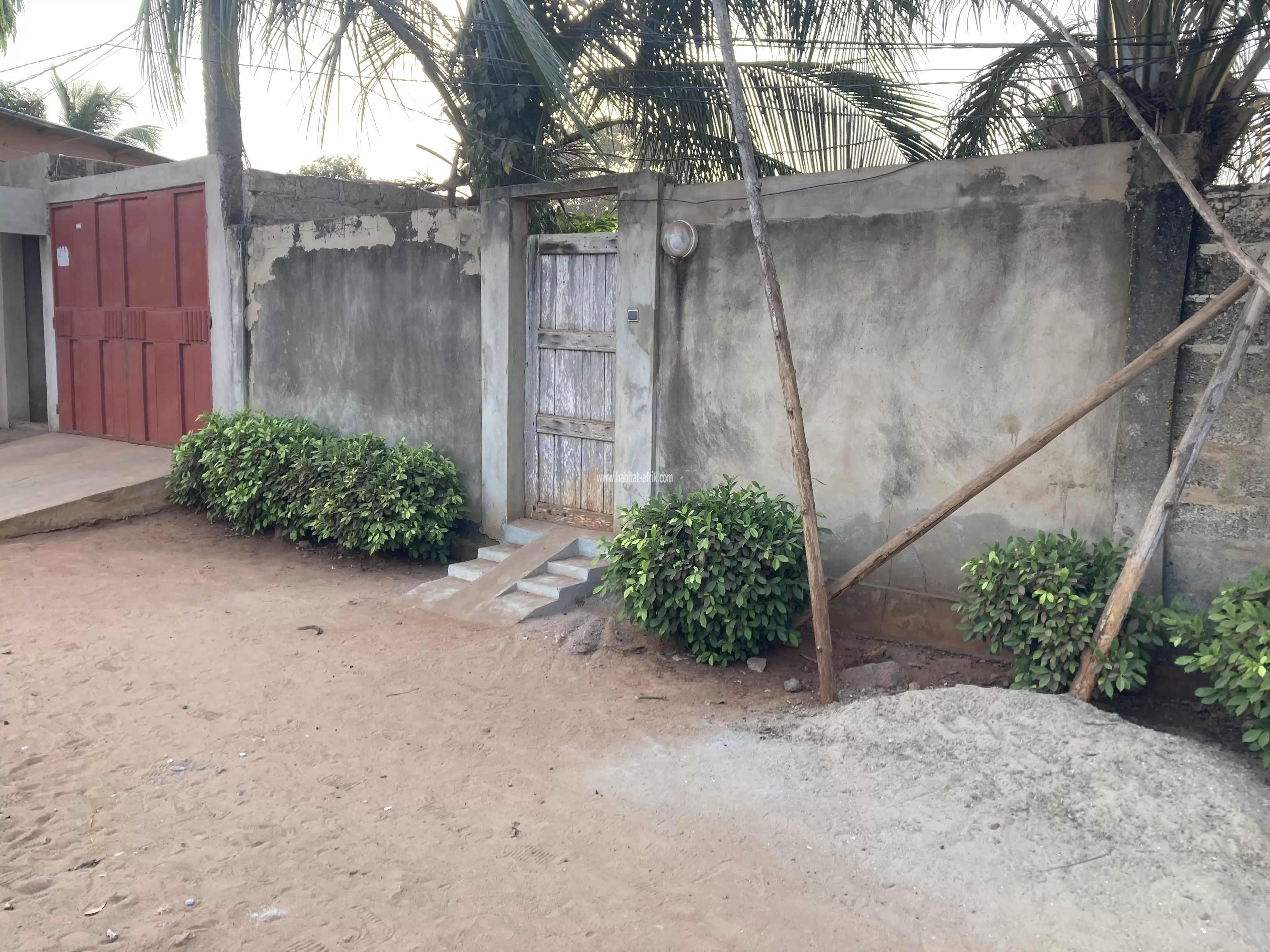 Je mets en location une maison cour unique de chambre salon douche cuisine interne et wc visite a segbe rasta antenne moov lome togo