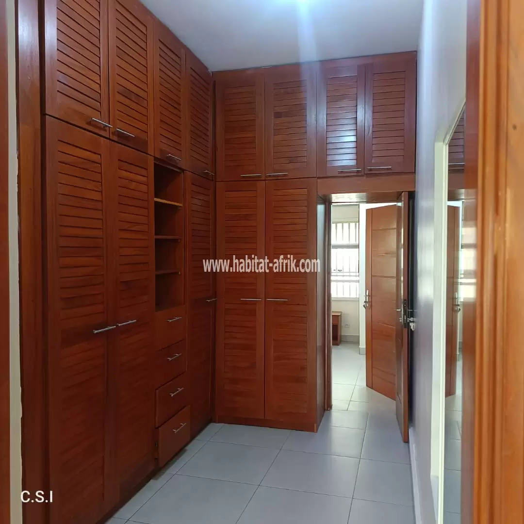 VILLA DUPLEXE TRÈS HAUT STANDING AVEC TITRE FONCIER PERSONNEL À VENDRE À COTONOU AGLA VON FILAO NON LOIN DU PAVÉ.  Disponible en vente une très belle villa très haut standing de  6 chambres, 2 salons, 2 boyeries et 2 cuisines, chaque chambre avec sa douch