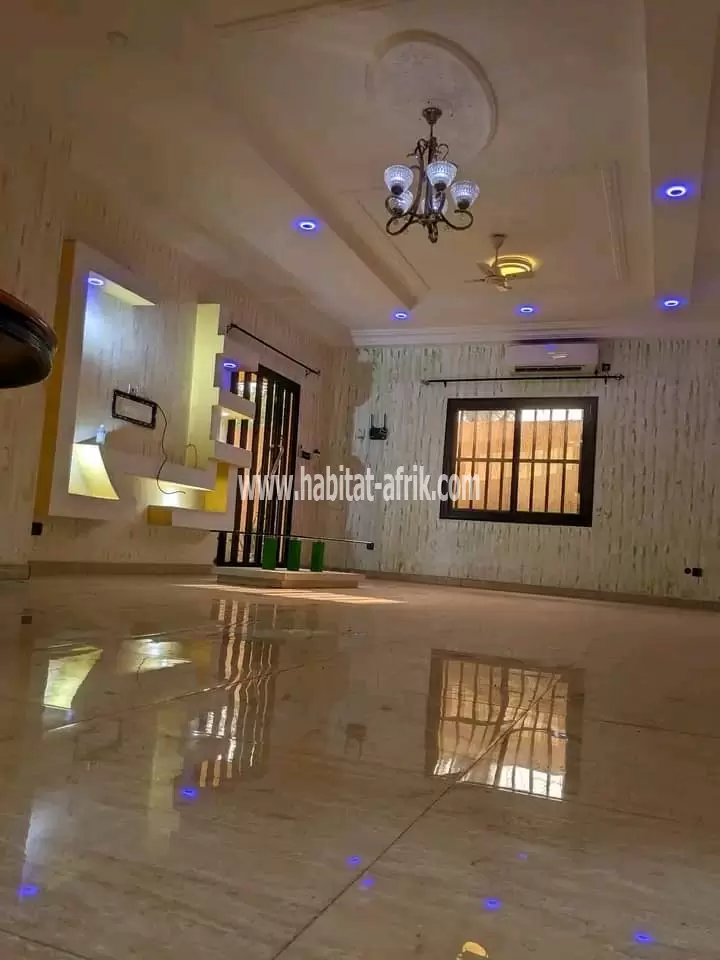 je mets en vente une maison sur demi lot deux (2) chambres à adidogome ipg lome togo