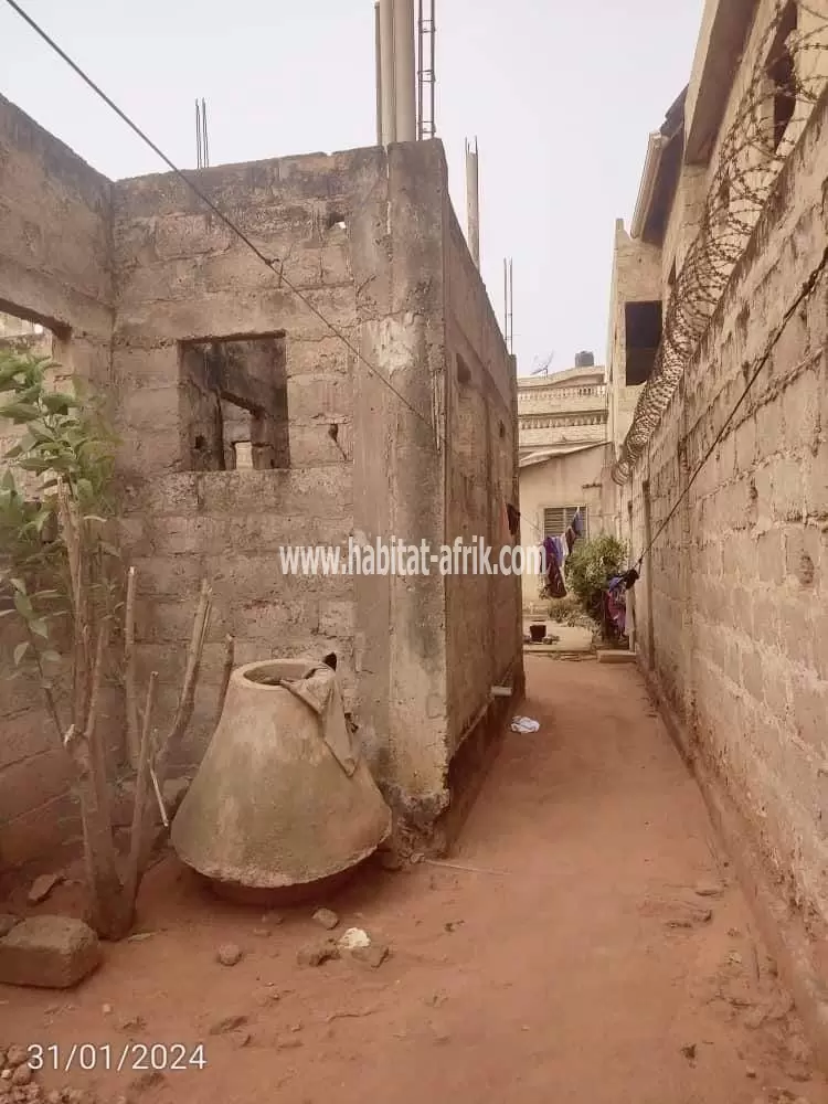 Je mets en vente une maison inachevée sur un quart (1/4) de lot  deux (2)  chambres à adidogome sagbado lome togo