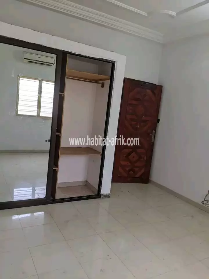 Je mets en vente une maison de deux chambres sur demi lot a adidogome ipg lome togo