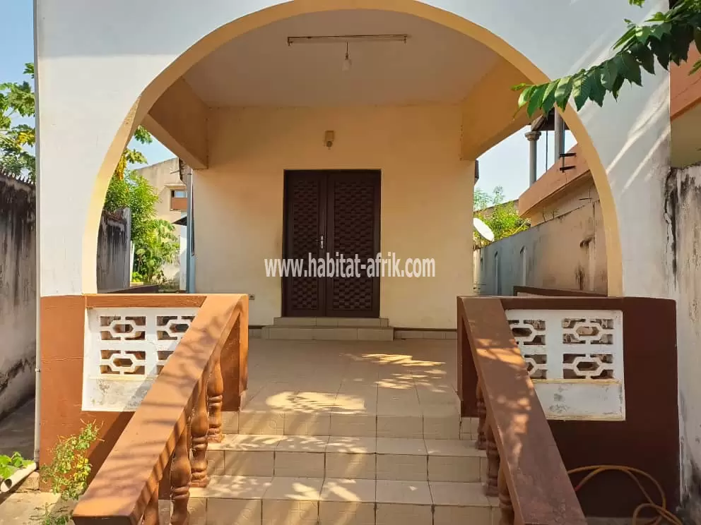 Je mets en vente une maison sur demi lot trois (3) chambres à adidogome franciscain lome togo