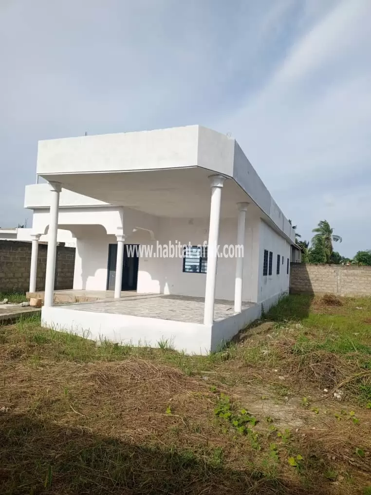 Je mets en vente une maison de 2 chambres salon sur demi lot a togokome 150 mètres du goudron lome togo