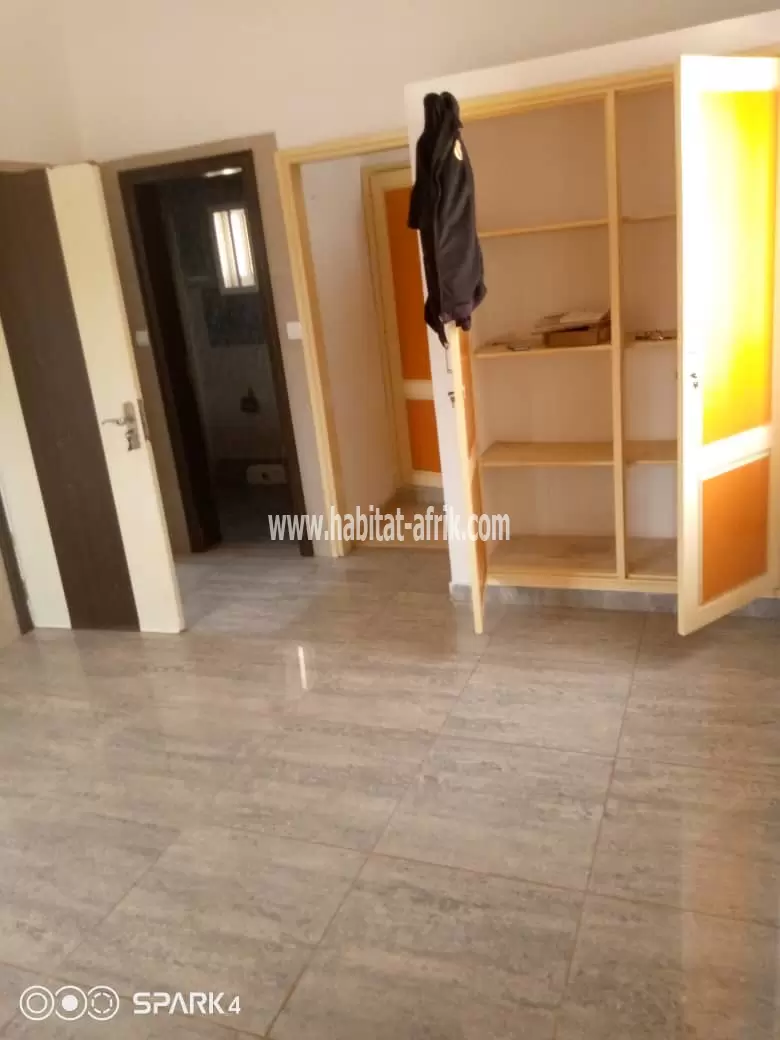 Je mets en location une maison de trois (3) chambres salon a hedranawoe ecole gloria lome togo