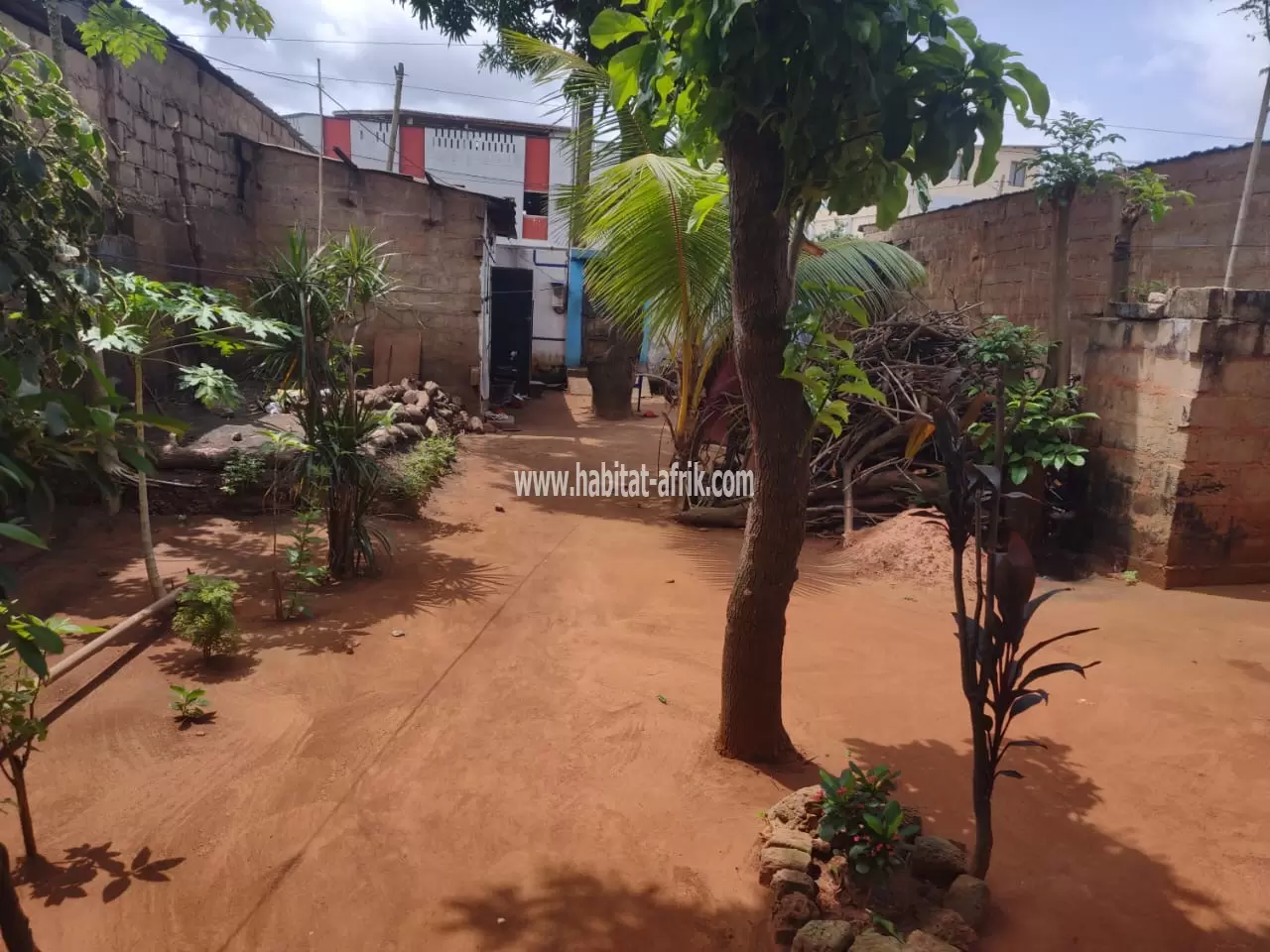 Je mets en vente une parcelle de terrain demi avec 2 fois une pièce au bord du goudron Atsiegou vi lome togo