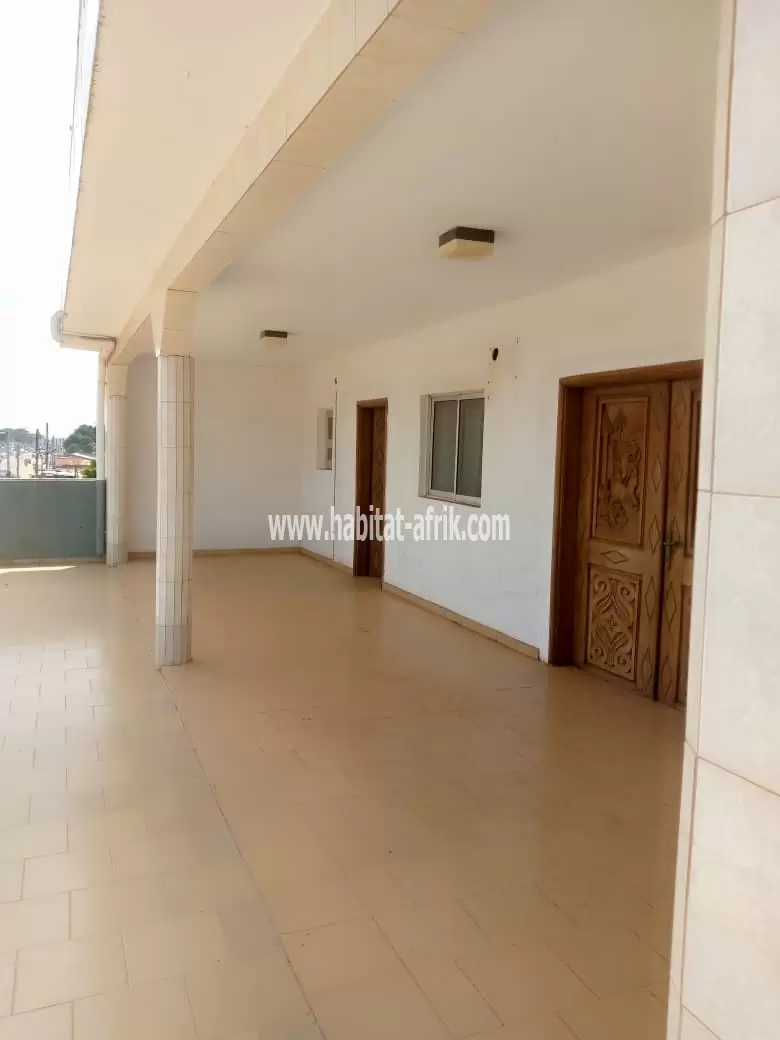 Je mets en location un bureau spacieux de quatre (4) chambres 2dwc sur étage a adidogome la pampa lome togo