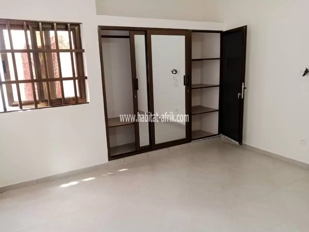 Je mets en vente une maison construite sur demi lot a segbe zanvi trois chambres dépendance lome togo