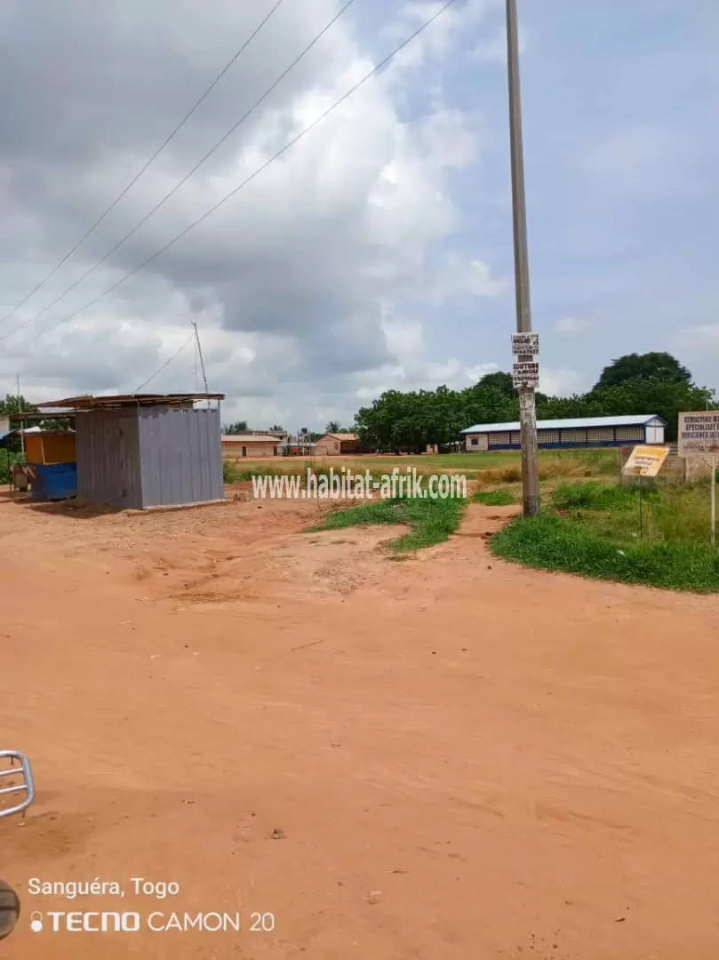 Je mets en vente une parcelle de terrain un lot et demi a sanguera kleme cour primaire lome togo