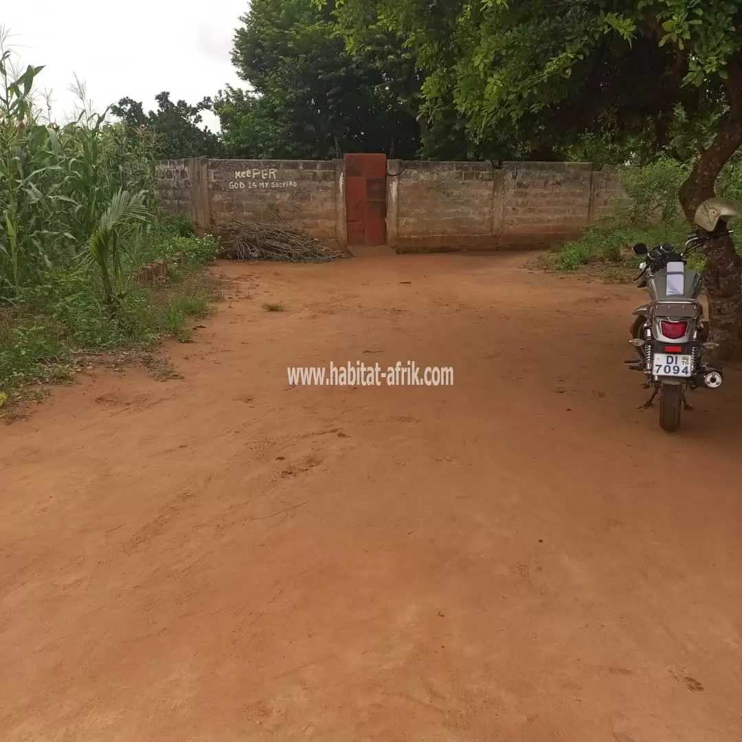 Je mets en vente une parcelle de terrain demi lot clôturé à amendéta cour primaire lome togo