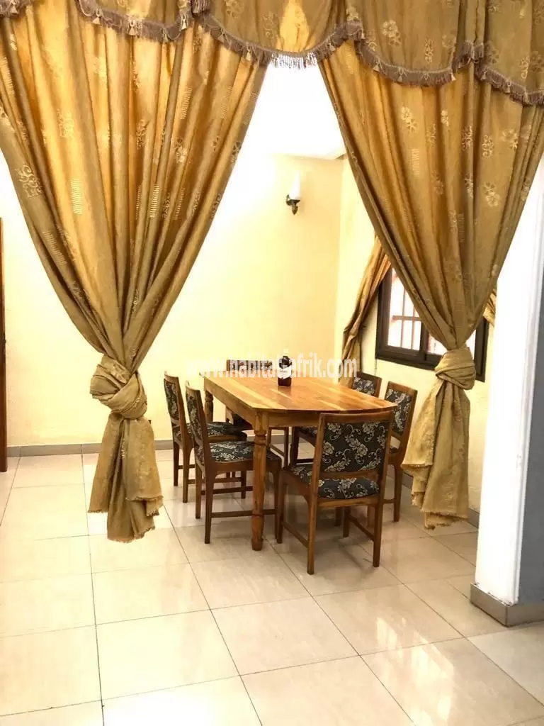 Je mets en location une maison meublée de quatre (4) chambres salon à atsiegou togo2000 à côté de la station d’essence fastar lome togo