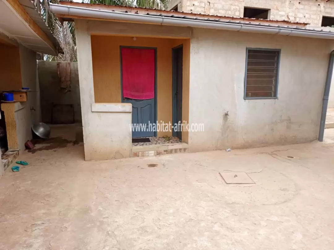 Je mets en vente une maison de location sur 300 mètres carrés située a agoe demakpoe lome togo