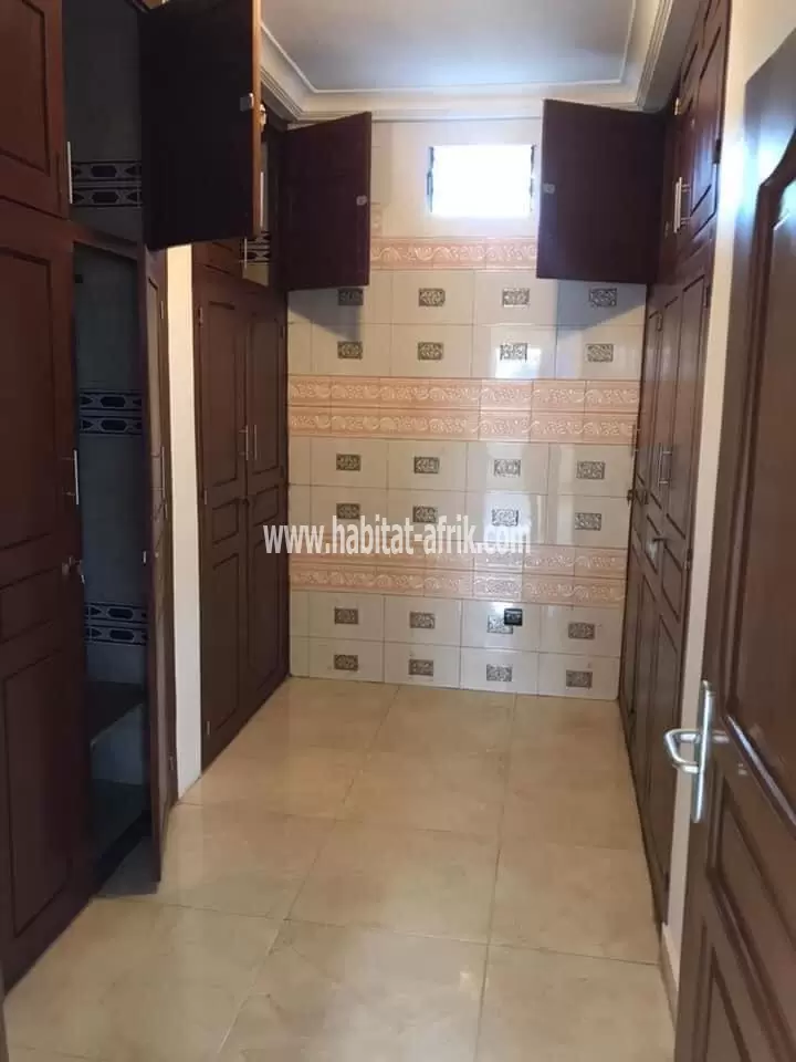 Je mets une   LOCATION VILLA DUPLEX     Kegue kpatcha - 450k- 05 chambres  MAISON DUPLEX 05 CHAMBRES ET 01 DÉPENDANCE AVEC JARDIN GARAGE POUR 2 VOITURE AU QUARTIER KEGUE KPATCHA 14 VILLA LOME TOGO  AU REZ-DE-CHAUSSÉE  01 CHAMBRES ( SALON CLIMATISÉ ) CUISI