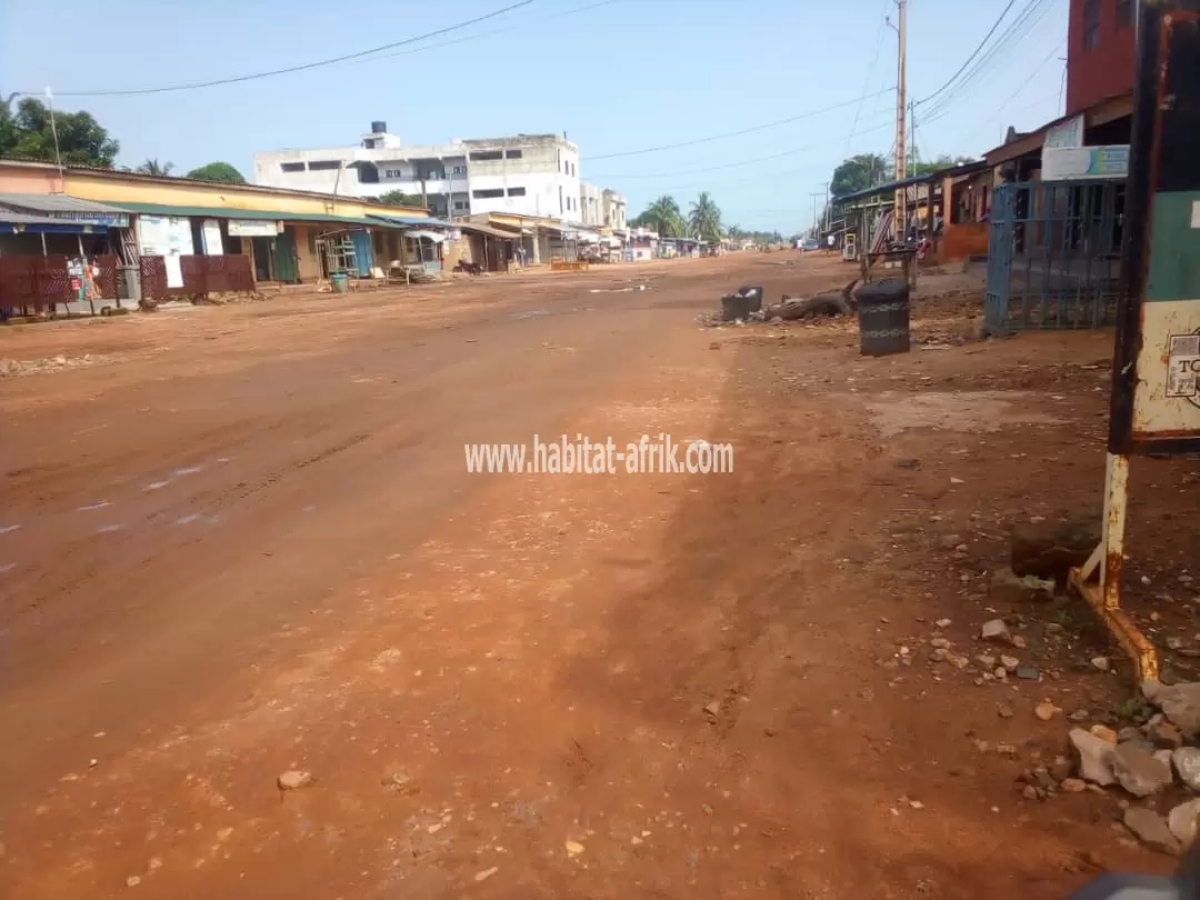 Je met en vente une parcelle de terrain moin de trois quart (3/4) de lot au bord de la rue de 30 mètres agoe kossigan camp GP lome togo