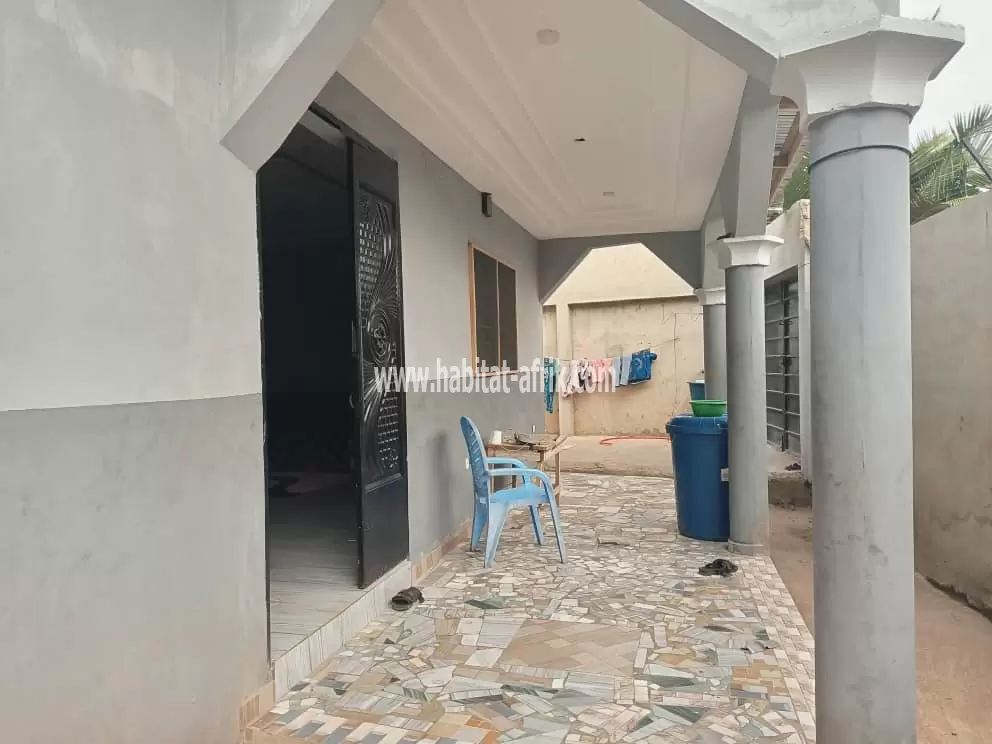 Je mets en vente une maison sur demi lot de 3 chambres salon a zanguera kleme avec avis favorable otr lome togo