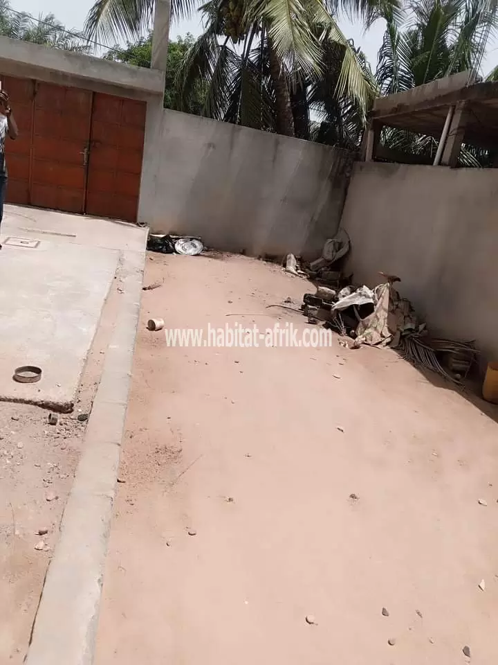 Je mets en vente une maison duplex à agbata catholique 2 chambres salon au rez achevé et 2 chambres salon à l’étage inachevé LOME Togo 