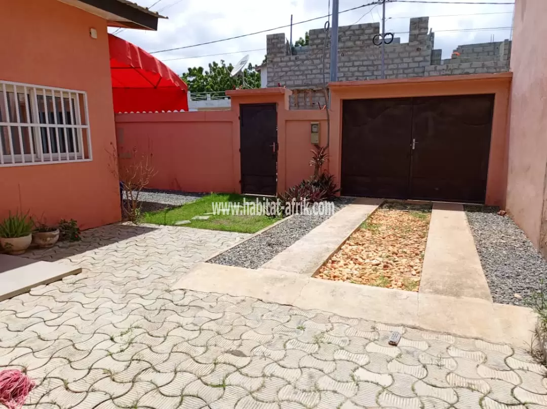 Je mets en location une mini villa meublée de deux (2) chambres salon équipée avec jardin situé à adidogome cité mokpokpo lome togo 