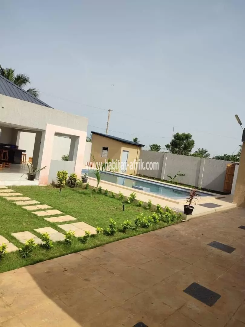 Je mets en location une villa meublée de deux chambres salon avec piscine jardin barbecue équipé à segbe - akato 3km du goudron sécurité assurée lome togo 