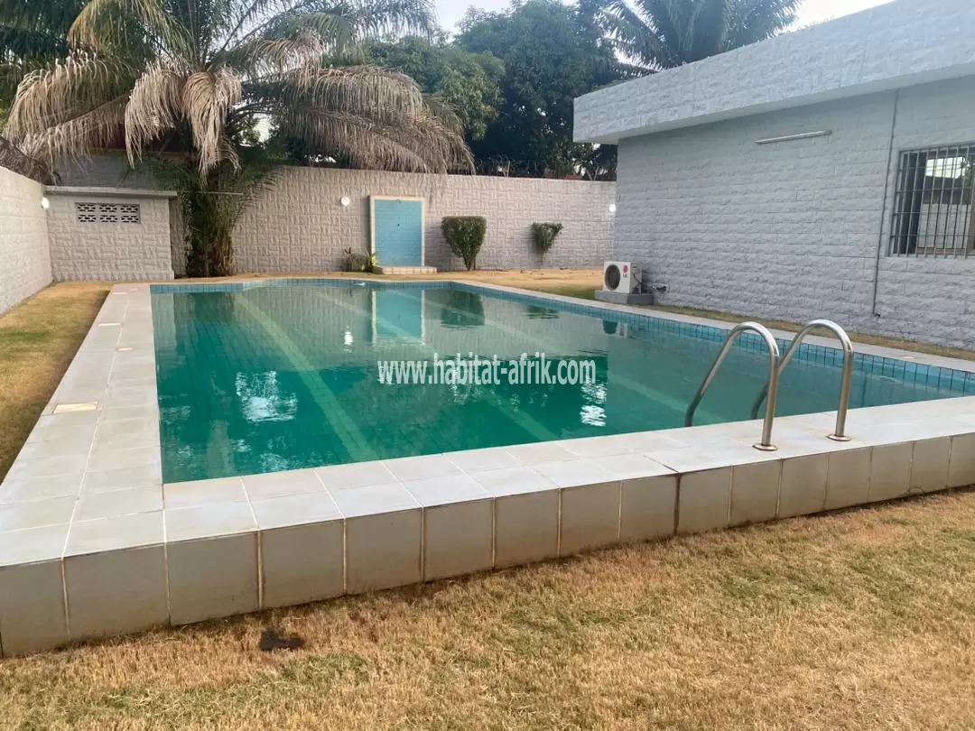 Je mets en location une villa de quatre (4) chambres salon jardin piscine à la caisse lome Togo 