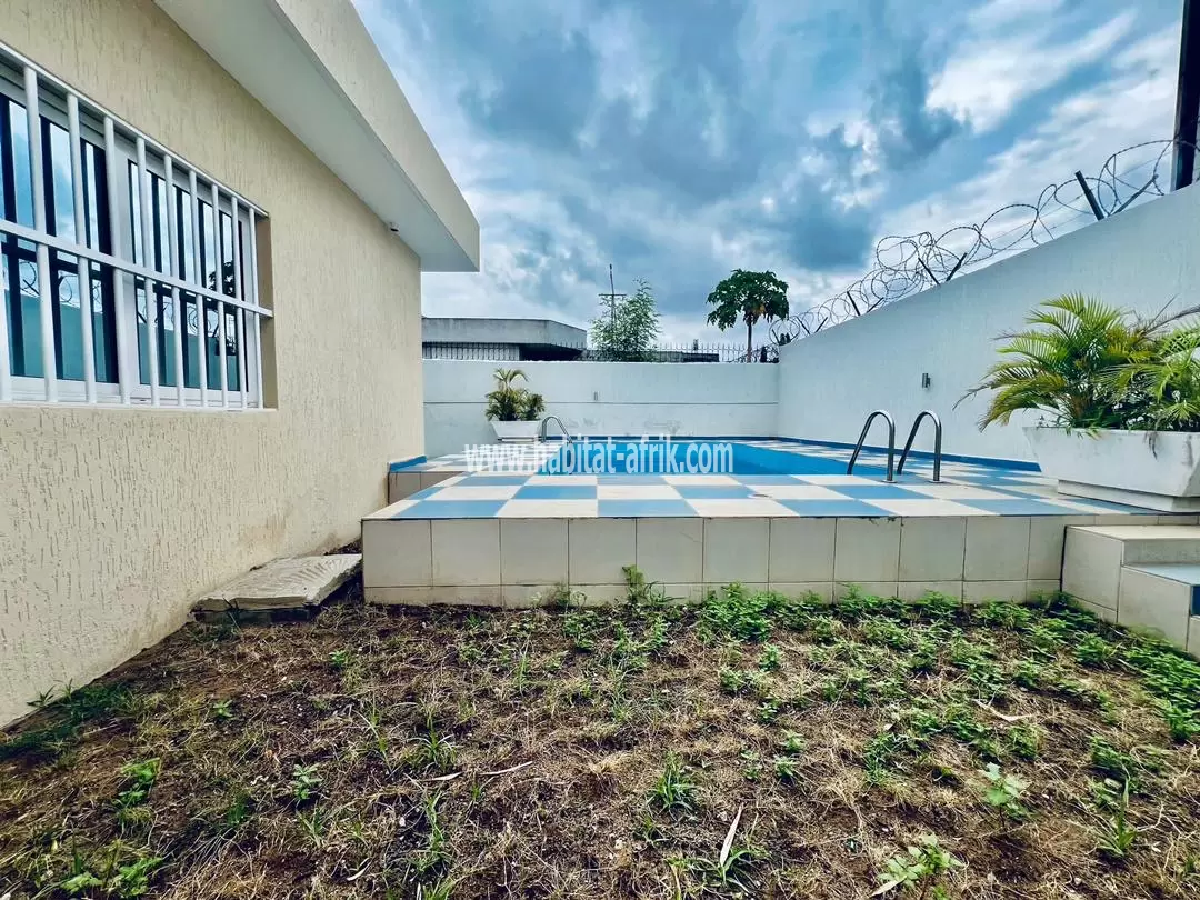 Je mets en location une villa à piscine jardin de trois (3) chambres deux dépendance à la caisse lome togo 