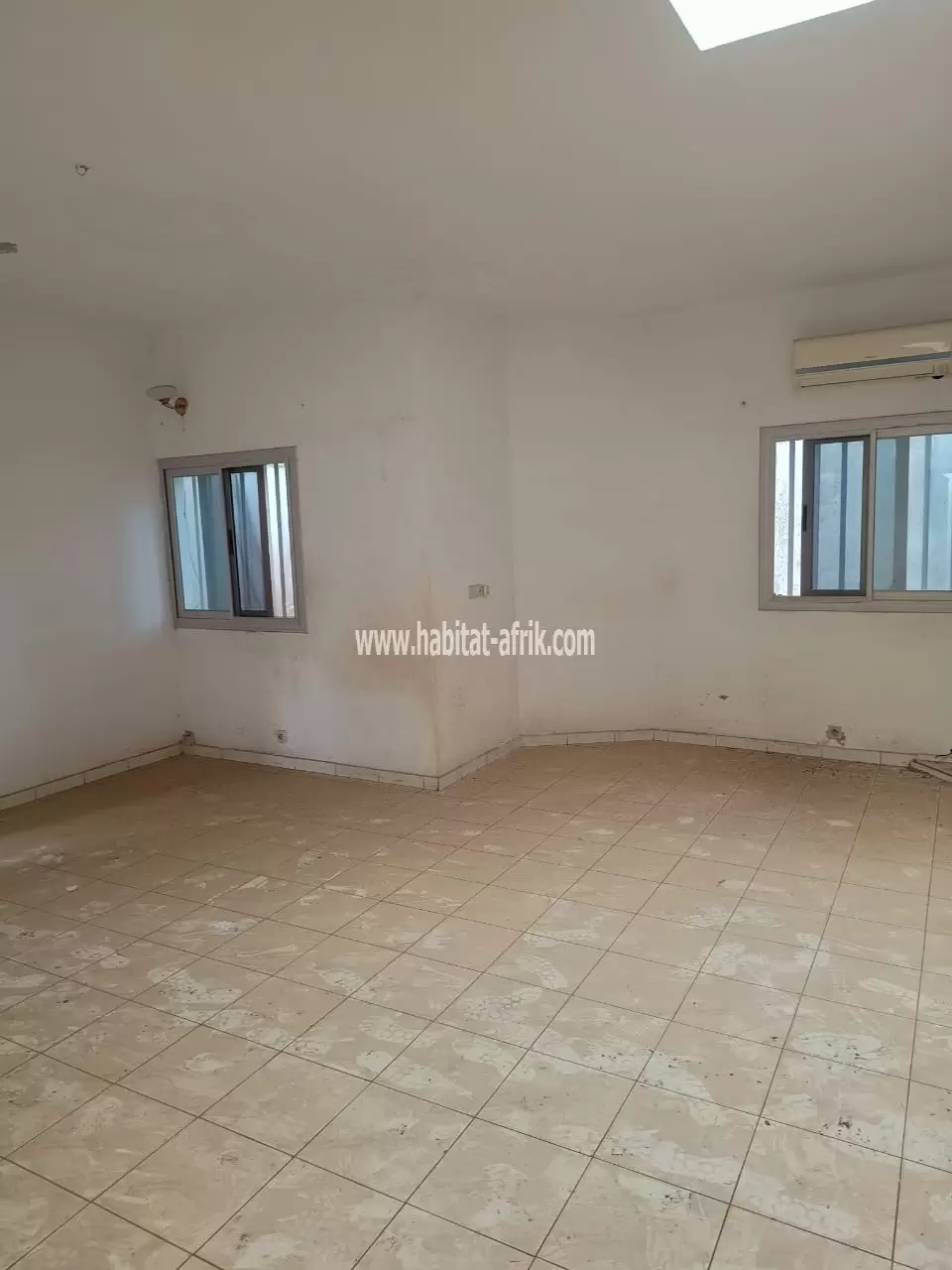 Je mets en location un villa de 3 chambres salon dans la cité aéroport lome togo 