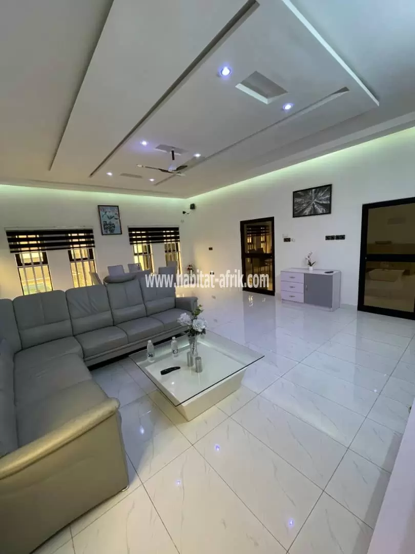 Je mets en location une villa duplex meublée de 5 chambres salon piscine jardin à Avepozo agodeke LOME togo