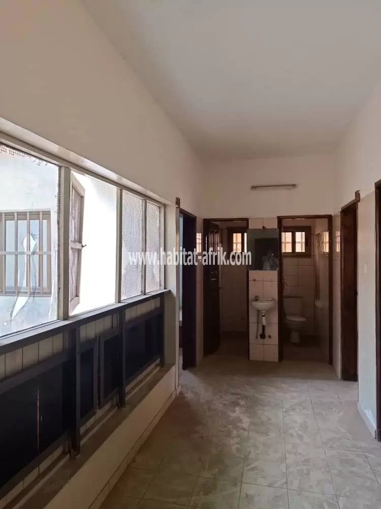 A louer appartement l’etage R+2 de 3 chambres salon à nyekonakpoe lome togo 