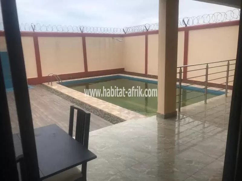 A louer villa duplex de 4 chambres salon meublée avec piscine à BAGUIDA uniquement pour long séjour lome togo 