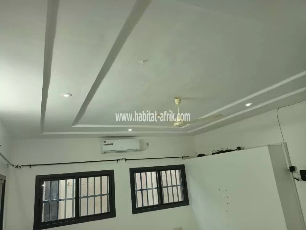 A louer un appartement de 2 chambres salon autonome à 450m du goudron sanguera maco lome togo
