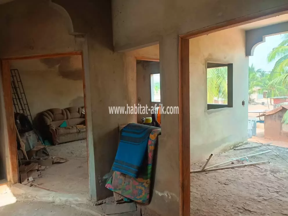 À vendre une maison à étage sur un quart de lot  au carrefour aised lome togo 