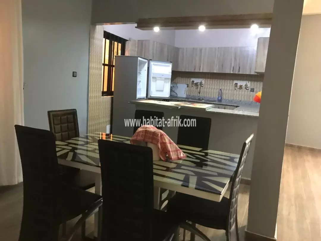 Maison à vendre construite sur demi lot 2 chambres salon dallé à adidogome atigangome base ebomaf LOME togo 