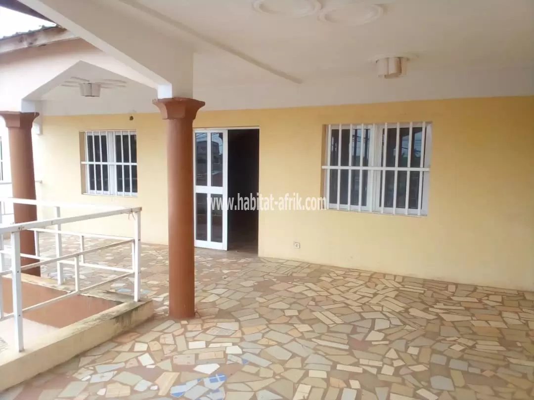 Maison à vendre 4 chambres salon duplex derrière ipg adidogome lome togo 