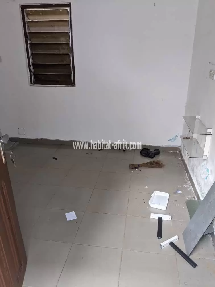 A louer une pièce douche wc cuisine interne à Agbalepedo HAAC lome togo