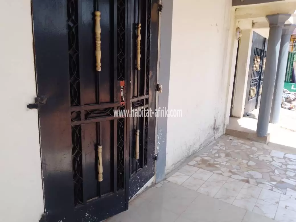 Maison à vendre sur un quart (1/4) de lot chambre salon dépendance et boutique à sanguera kleme lome togo