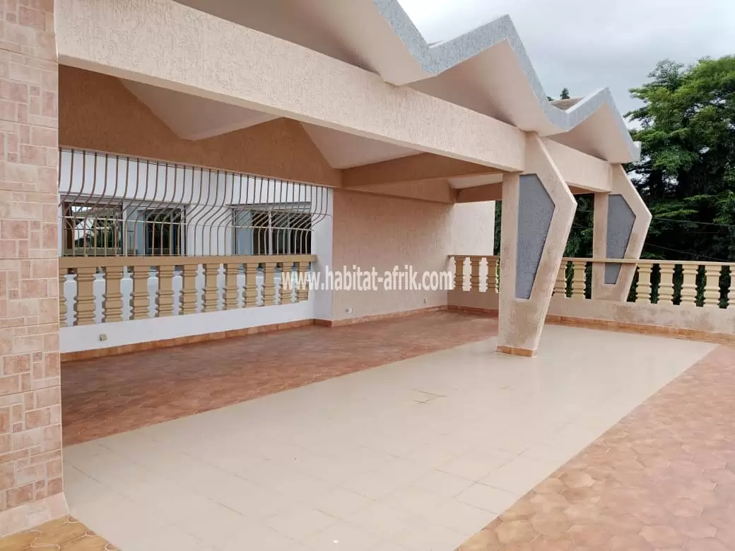 Villa avec piscine grand jardin a louer a djidjole 5 chambres salon cuisine lome togo